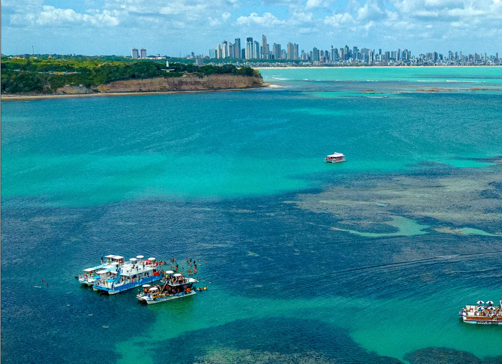 Piscinas naturais do Seixas em João Pessoa com água cristalina turismo 2026